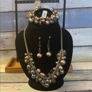 Costume jewelry 3 pc /necklace, bracelet earrings